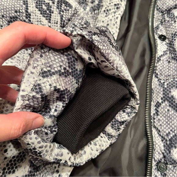 Betsey Johnson Gray Snakeskin Print Puffer Jacket Size L - Picture 9 of 11